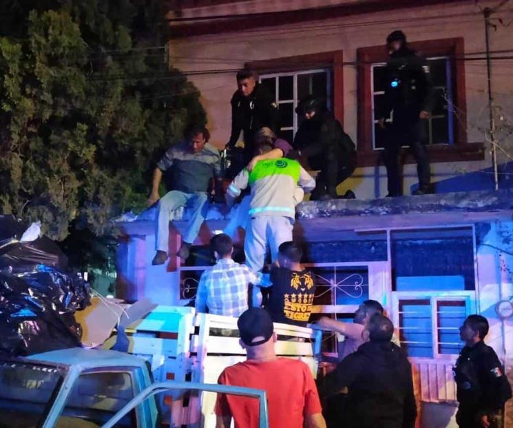 Rescatan a familia de morir en incendio