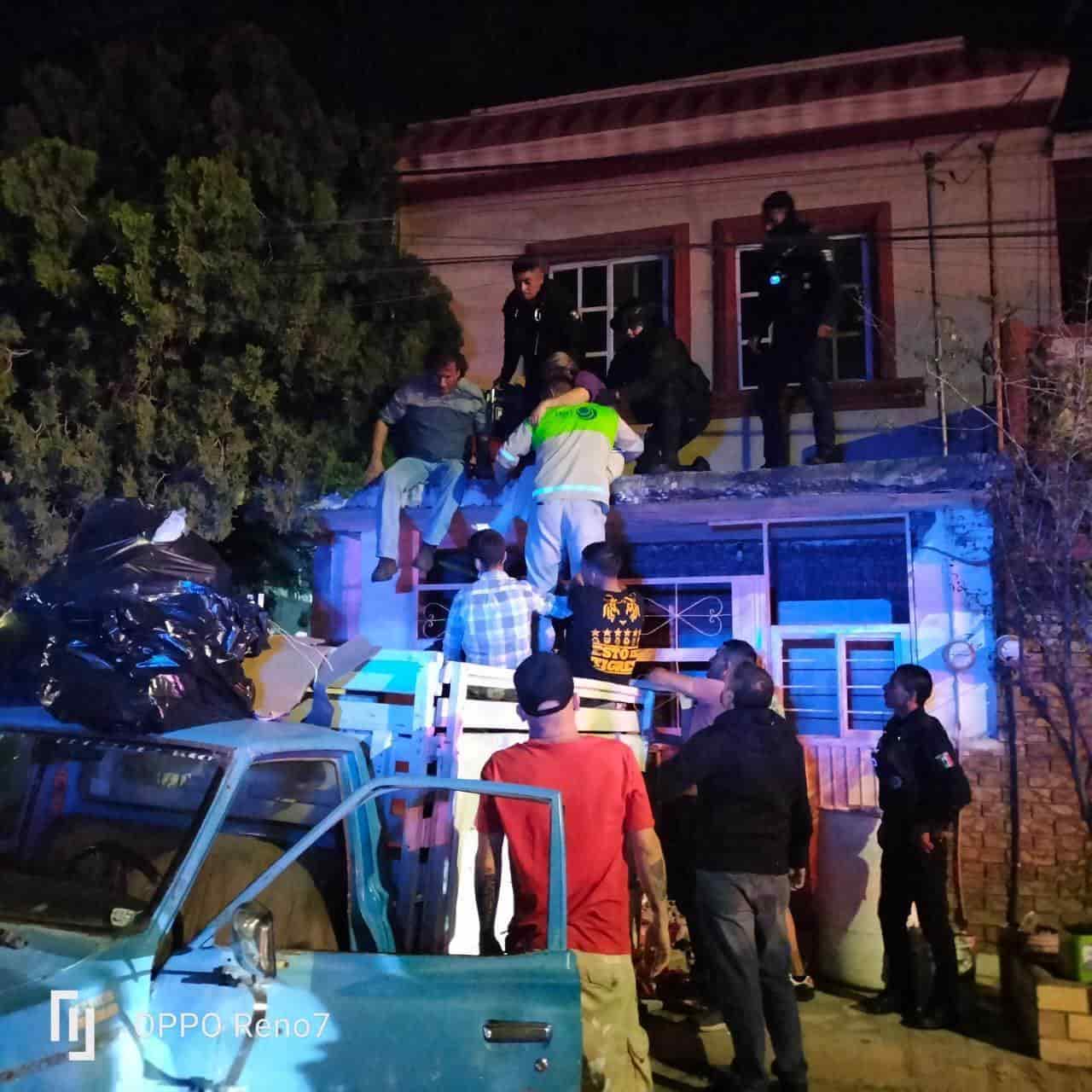 Al momento en que las llamas consumían un domicilio, paramédicos de Protección Civil Escobedo en coordinación con policías de Proxpol y vecinos, rescataron a seis integrantes de una familia.
