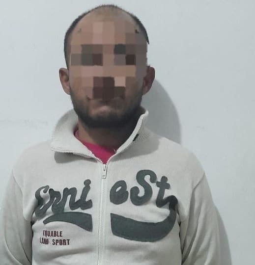 Después de ser reportado a la policía por tirar basura en la vía pública, el presunto responsable fue detenido, ya que resultó que contaba con una orden de aprehensión vigente por secuestro, en el municipio de Linares, al sur de Nuevo León.