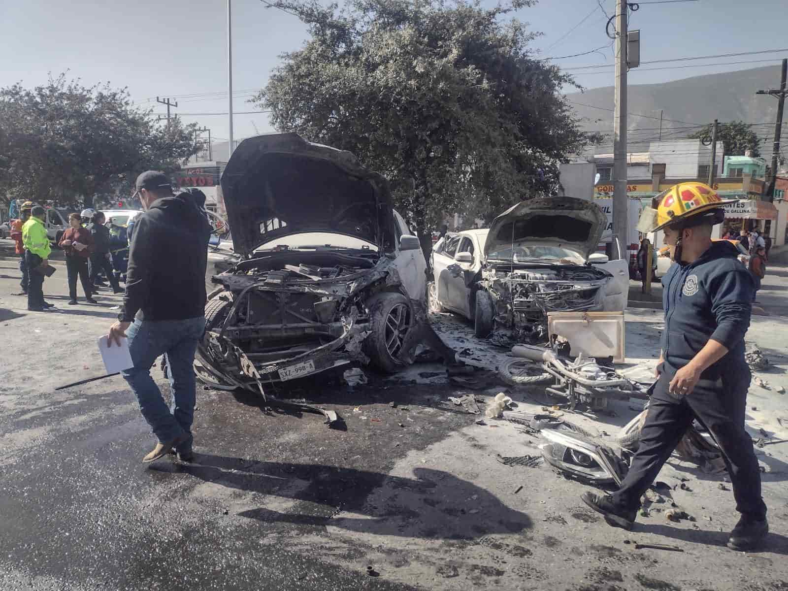El motociclista que resultó lesionado tras un choque múltiple e incendio donde sufrió quemaduras, a mediados del mes pasado en el municipio de Escobedo, murió este martes en el Hospital 21 del IMSS.