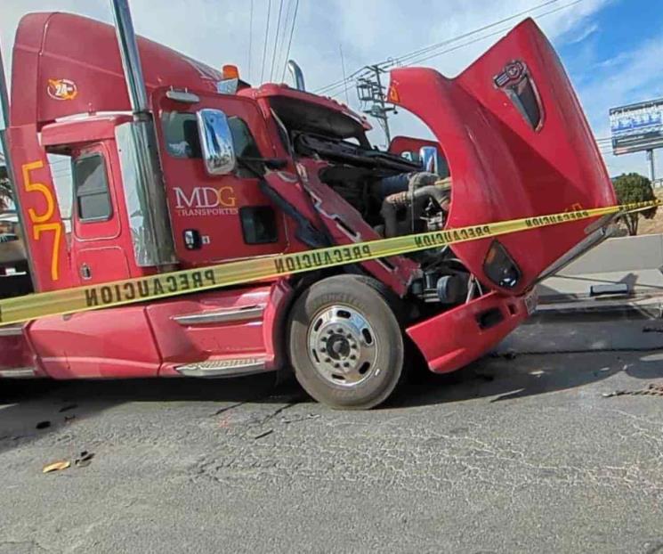 Pierde la vida trailero aplastado por su carga