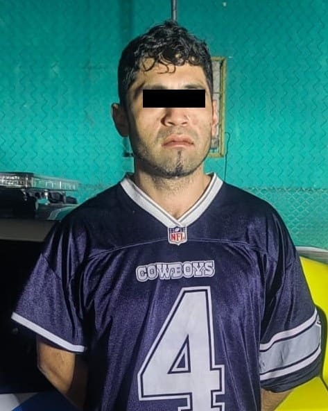 Un hombre que caminaba en actitud evasiva, fue detenido por oficiales de la Policía de Monterrey, luego de que se le encontrara en su poder mariguana y cocaína, en la Colonia Treviño.