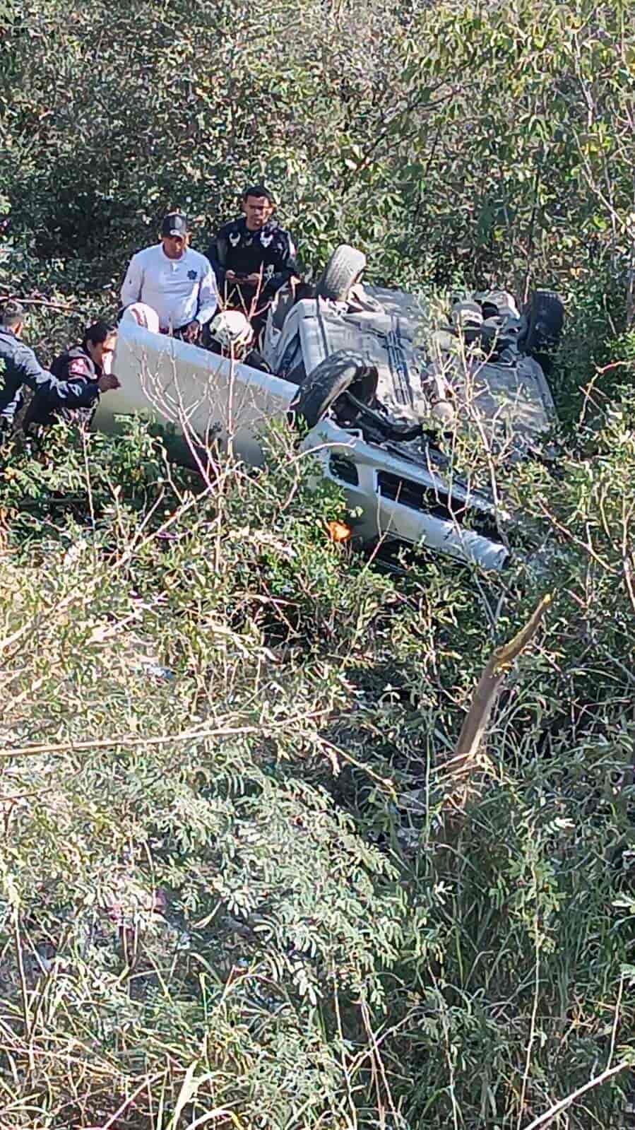 Dos lesionados dejó la volcadura de un vehículo en la Carretera Allende-Cadereyta, ayer en el municipio de Allende.