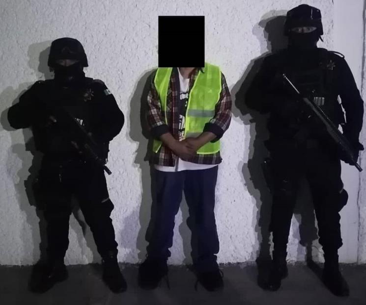 Cae con arma larga