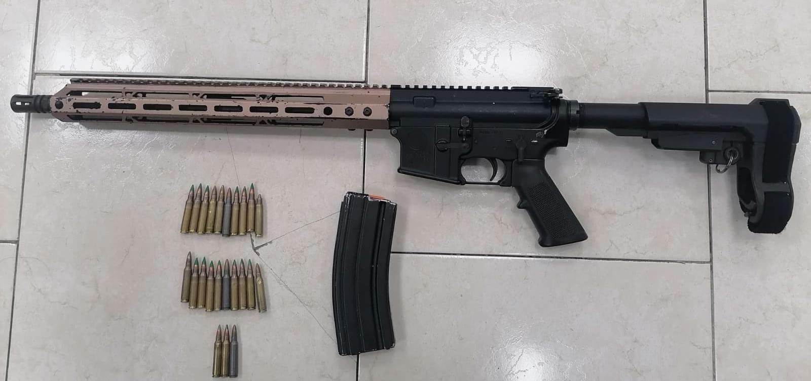 Luego de ser denunciado ante las autoridades, un hombre que portaba un arma de grueso calibre fue detenido por elementos de Fuerza Civil, en calles de la Colonia Sierra Ventana, al sur de Monterrey.