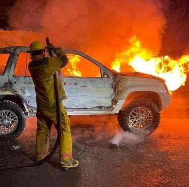 Acaba fuego con camioneta