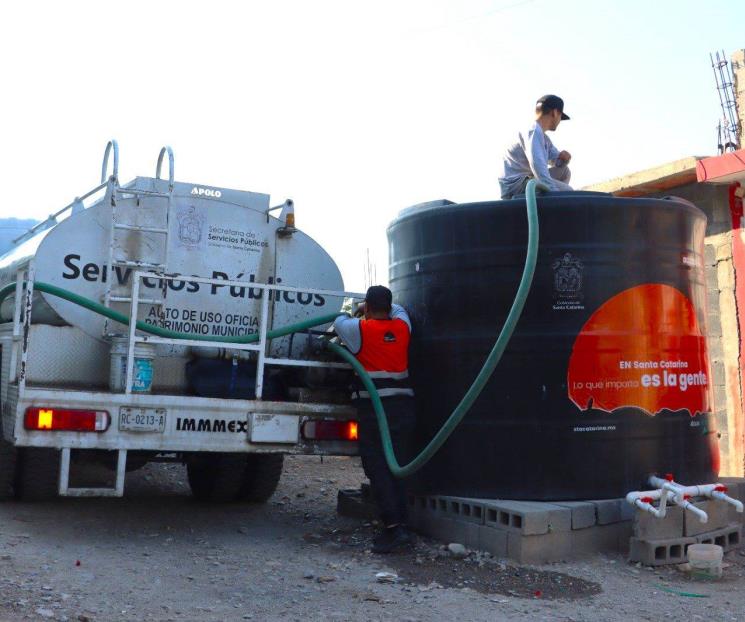 Colocan tanques de agua en zonas altas de SC