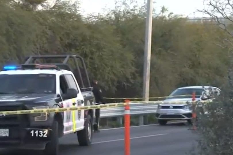 Al intentar cruzar la Autopista al Aeropuerto, un hombre murió al ser arrollado por un automovilista que se dio a la fuga, ayer en el municipio de Apodaca, dándose a la fuga el responsable de los hechos.