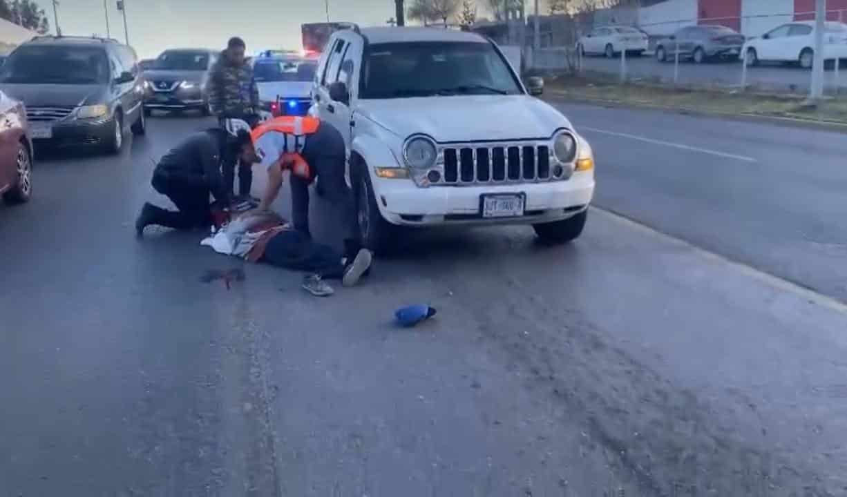 Con diversas lesiones resultó un hombre de la tercera edad tras ser atropellado por una camioneta en la Avenida Alfonso Reyes a unos metros de un puente peatonal, en la Colonia Burócratas Municipales, ayer al sur de Monterrey.