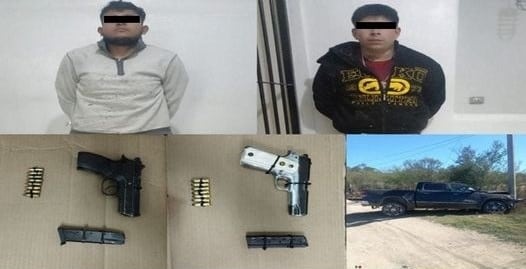 Dos hombres que robaron una camioneta de un corralón, donde amagaron y agredieron a los empleados, fueron detenidos tras una persecución en la que estrellaron el vehículo contra un poste, en el municipio de Montemorelos.