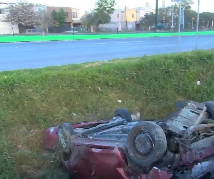 Cae a canalón y vuelca