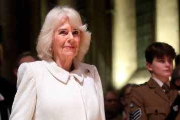 Comenta la reina Camila que el rey Carlos se encuentra bien