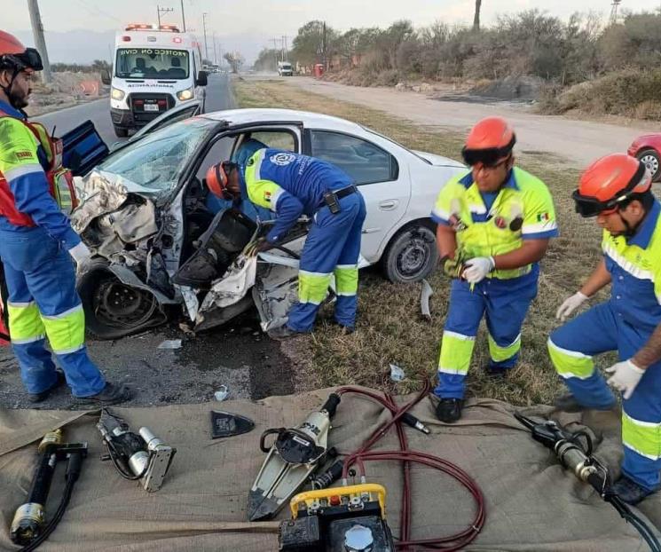 Queda atrapado en volcadura