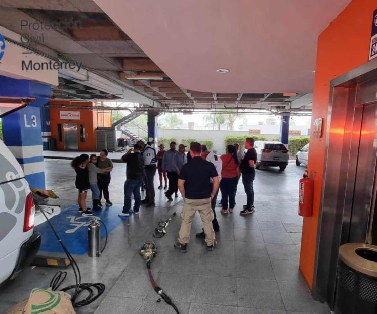 Quedan atrapadas 9 personas en elevador de plaza comercial
