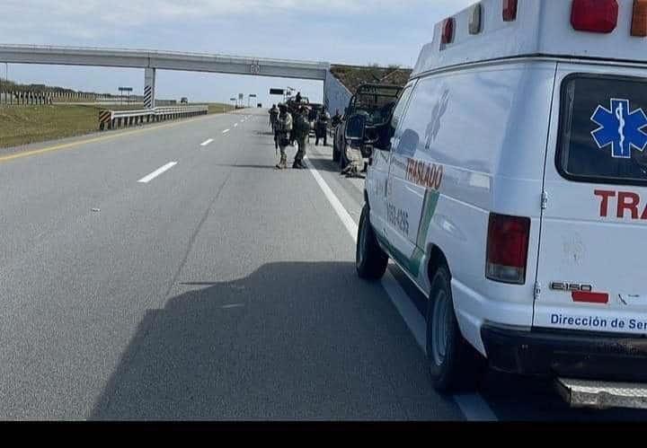 Choque entre camión de carga y unidad de la Sedena deja 5 heridos