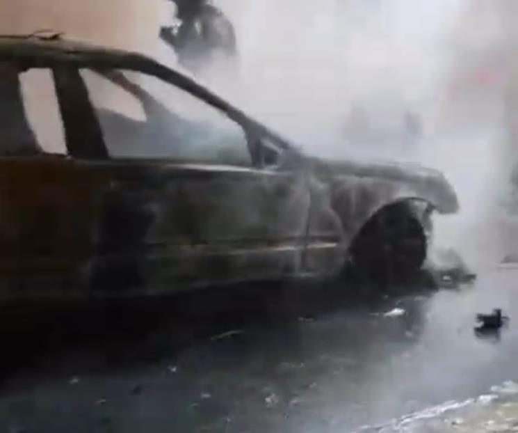 Arde vehículo en notaría