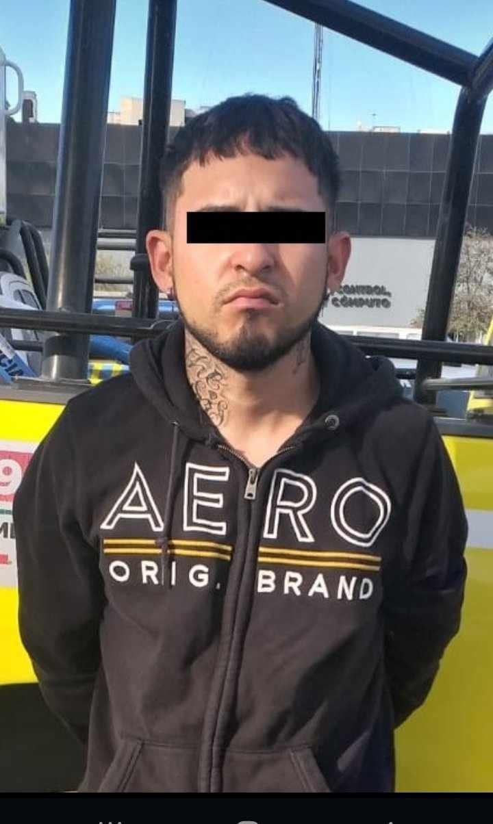 Cae en motocicleta con placas colgadas