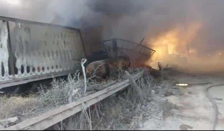 Se incendia tráiler en corralón en El Carmen