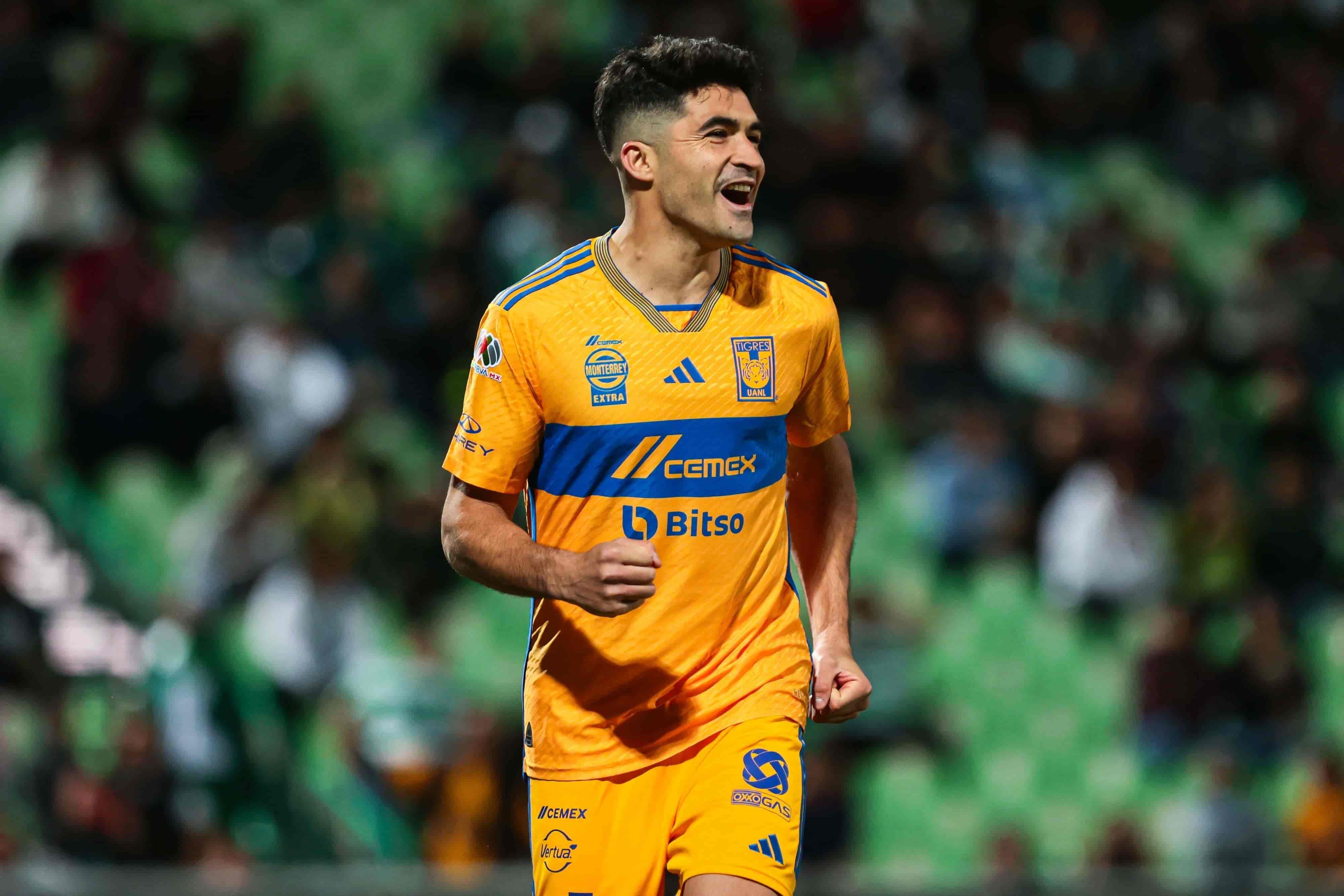 Nicolás Ibáñez anota desde los once pasos.
