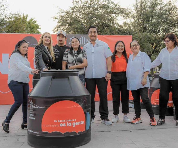 Entrega Nava tinacos en Santa Catarina