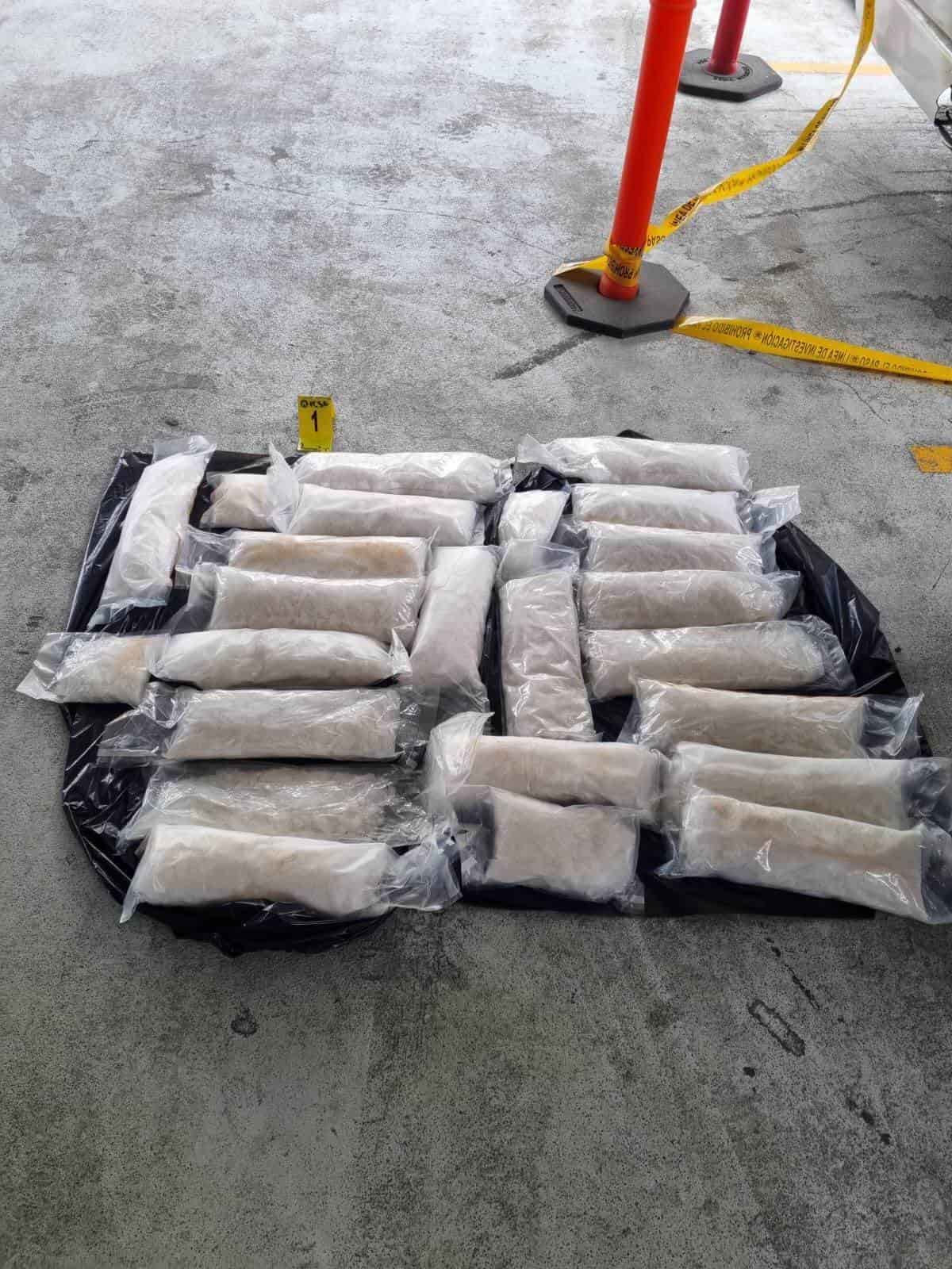 Con 102 kilos de droga en el auto donde se encontraban estacionados en el centro de Ciénega de Flores, dos hombres fueron arrestados por elementos de la Agencia Estatal de Investigaciones tras ser denunciados.