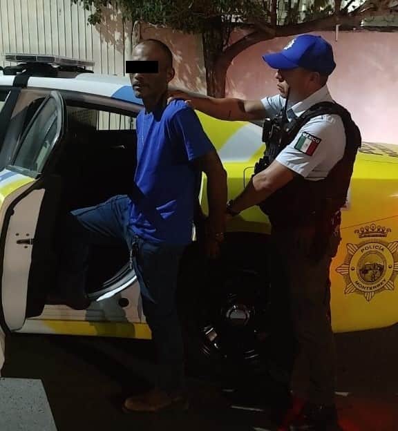Un hombre fue detenido por oficiales de la Policía de Monterrey, luego de que se detectó por medio de las cámaras de seguridad del C4i4, que la camioneta que conducía portaba placas “colgadas”.