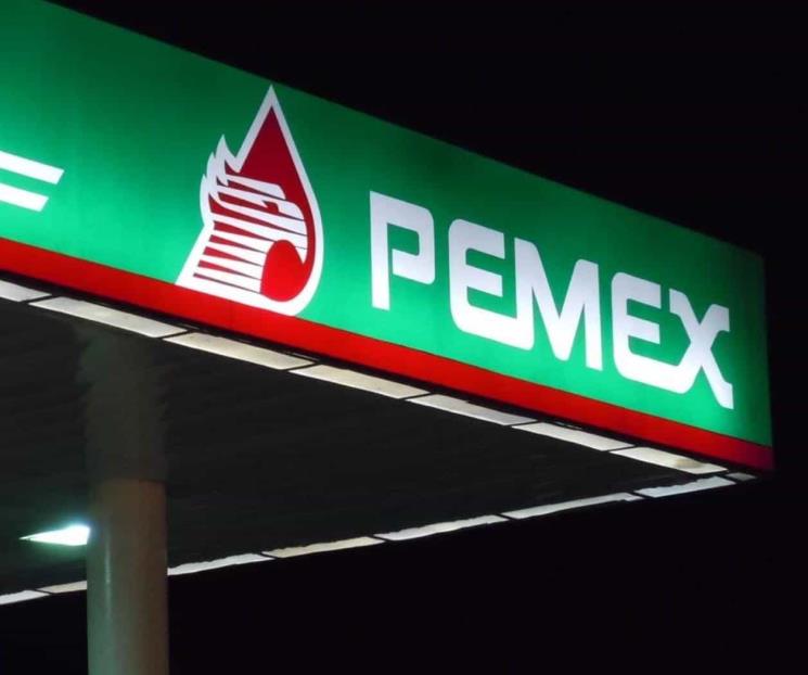 Caen bonos de Pemex tras baja calificación de Moody’s