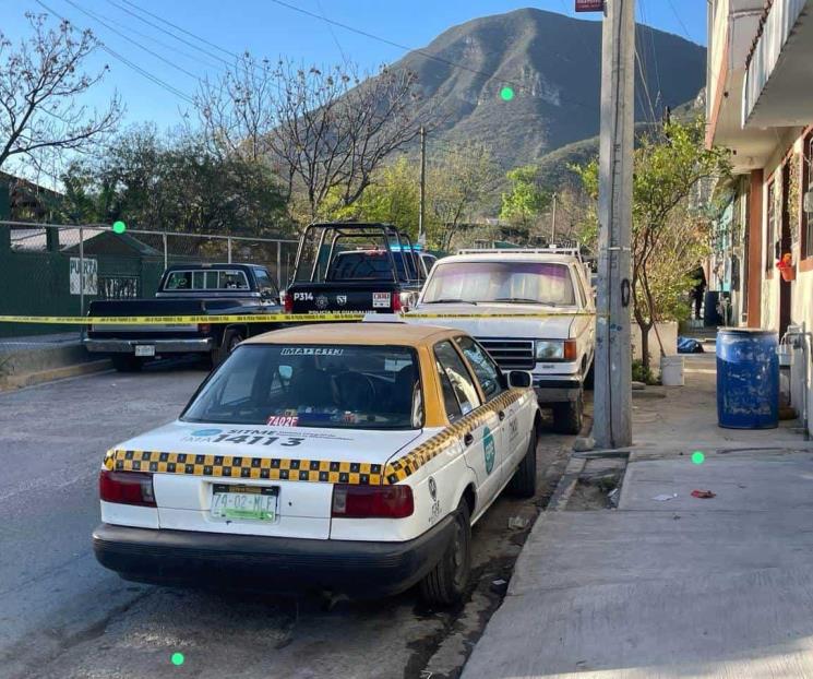 Encuentran a hombre muerto sobre banqueta