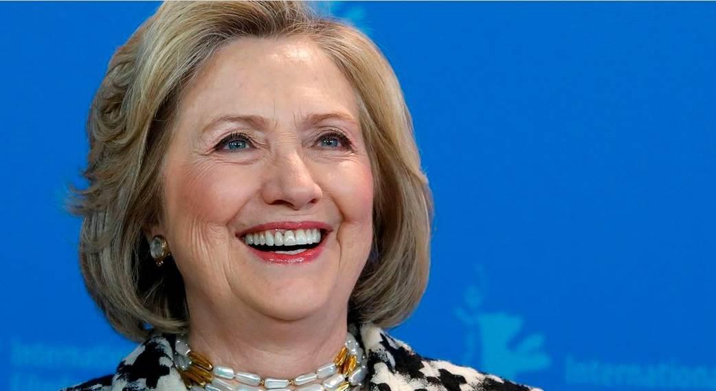 Hillary Clinton desata polémica al felicitar al novio de Swift