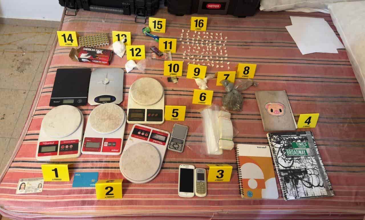 Armas de fuego, droga, equipo táctico y diversos objetos relacionados con el narcomenudeo, fue el resultado de dos cateos a inmuebles que se habían asegurado la semana pasada por la Fiscalía General de Justicia de Nuevo León, en el centro de Monterrey.