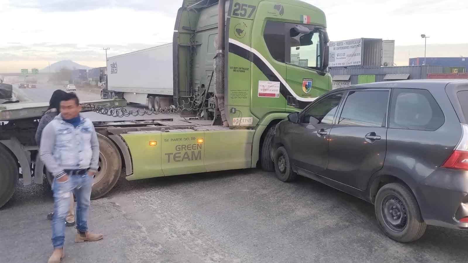 El conductor de un vehículo resultó lesionado luego de estrellar su auto y volcarse en la Carretera a Monclova, ayer en el municipio de El Carmen límites con Escobedo.