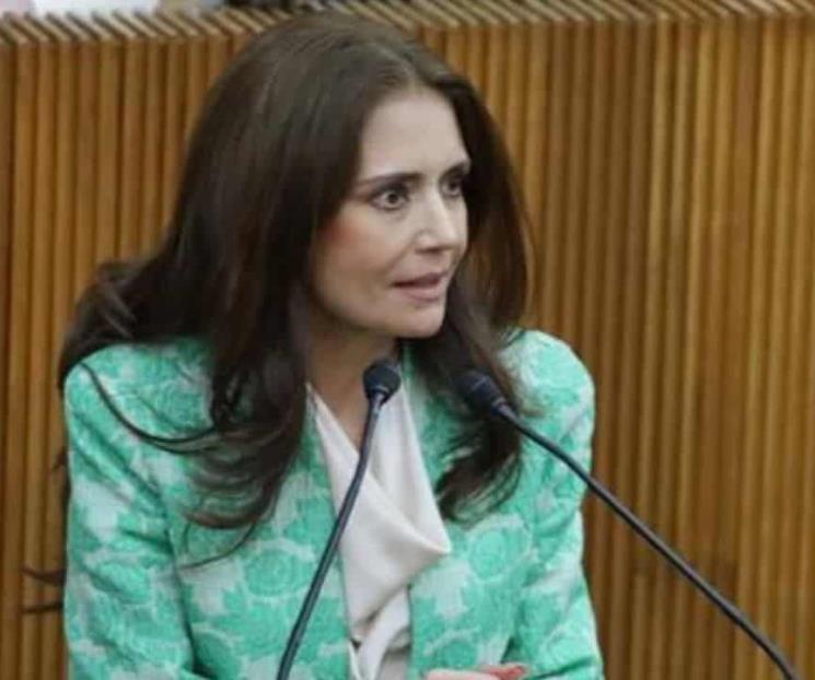Sigue Alhinna Vargas sin presentarse
