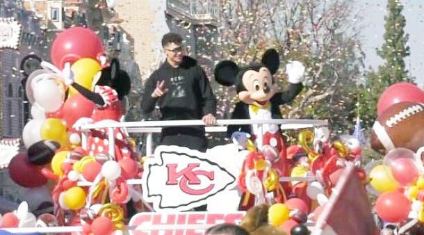 Patrick Mahomes celebra en Disney