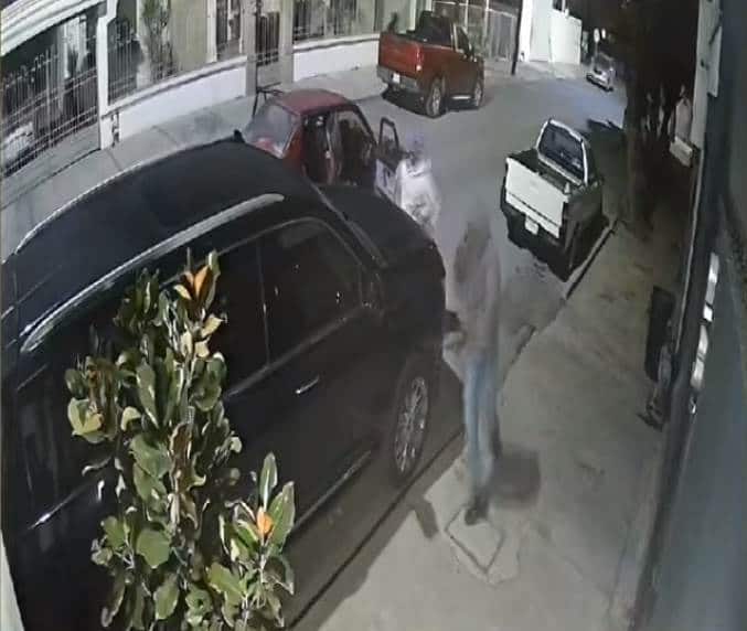 Elementos de la Agencia Estatal de Investigaciones, buscan a los integrantes de una banda de ladrones, que se robaron los espejos de 17 vehículos en la Colonia Santa Fe en el municipio de Monterrey.