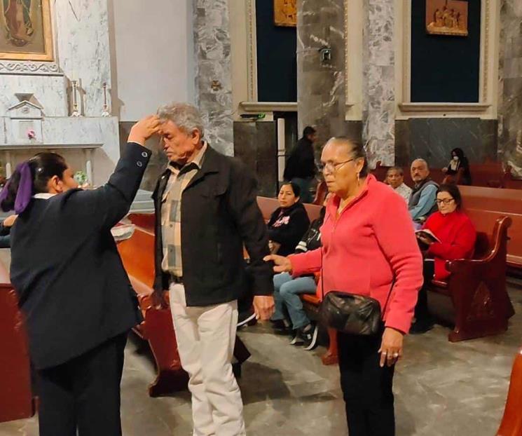 Acuden regios a la imposición de ceniza 
