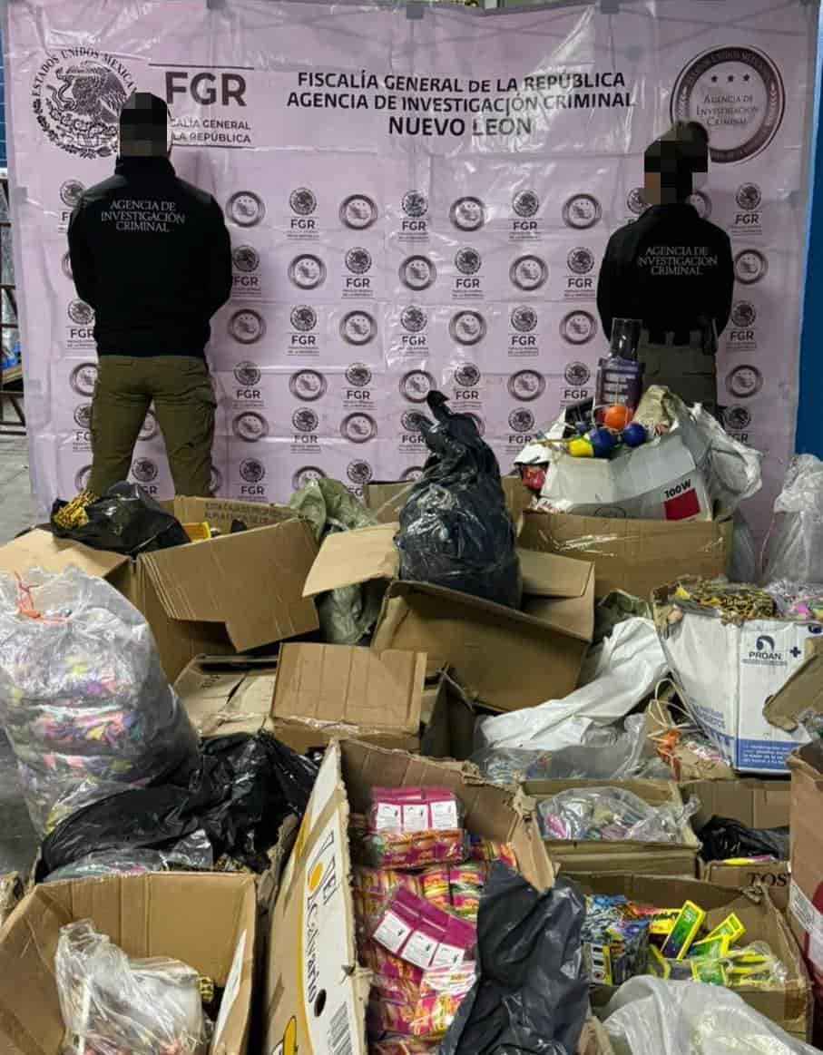 La Fiscalía General de la República aseguró cinco toneladas de pirotecnia tras un cateo en la zona centro de Monterrey.