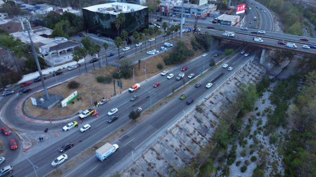 Luego de los trabajos para retirar la tubería caída en el Bulevar Antonio L. Rodríguez a la altura del Puente Miravalle entre los municipios de Monterrey y San Pedro, la circulación en el área fue reabierta por las autoridades.