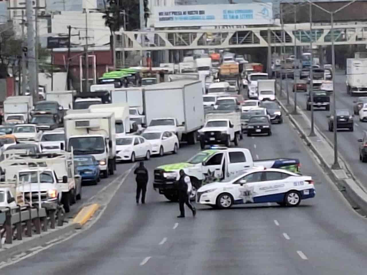 El derrame de líquido grasoso en la Avenida Nogalar, ocasionó un accidente donde una persona resultó lesionada, ayer en el municipio de San Nicolás.