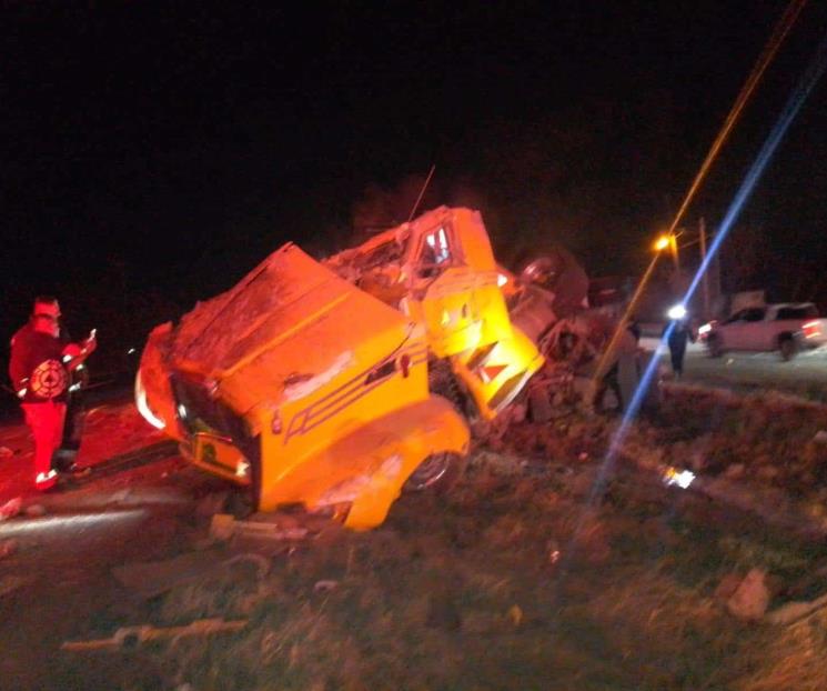 Vuelca pipa con sustancias químicas