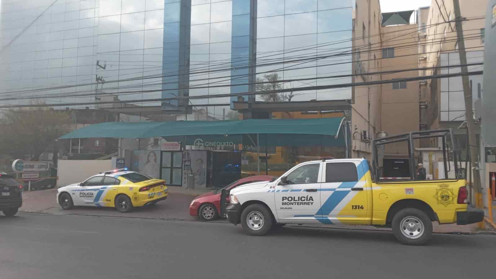 Sin dinero, golpeado y abandonado en el lecho del Río Santa Catarina, terminó ayer la parranda un poblano que anoche estuvo conviviendo con una amiga en un negocio del municipio de San Pedro.