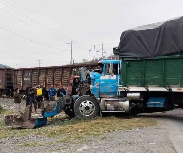 Sobrevive camionero a choque con el tren