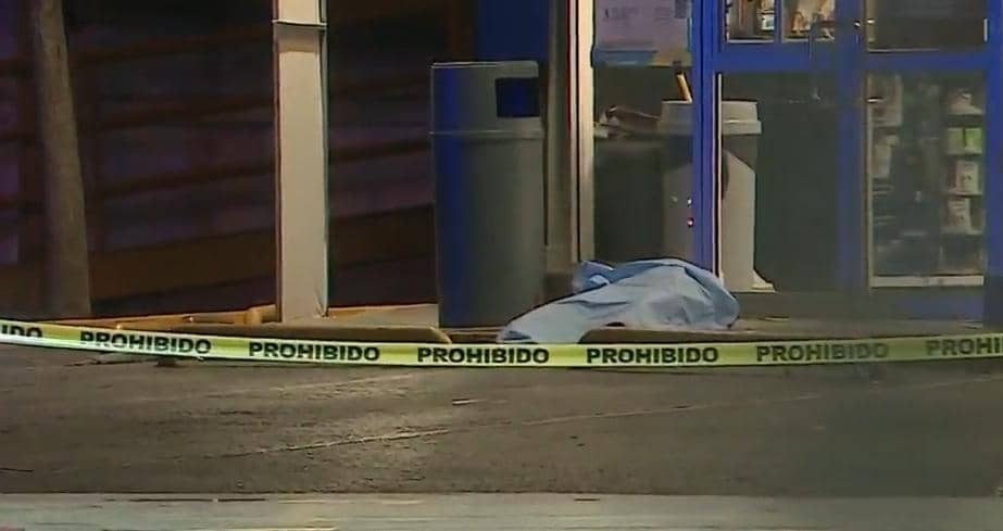 De al menos una cuchillada a la altura del cuello, murió una mujer tras ser atacada por una de las personas con la que al parecer momentos antes estuvo conviviendo, frente a una tienda de conveniencia y gasolinera en la Colonia Sarabia.