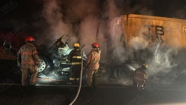 El incendio de un tráiler en la Autopista a Reynosa, municipio de Cadereyta, movilizó elementos de rescate, sin que se reportaran lesionados.