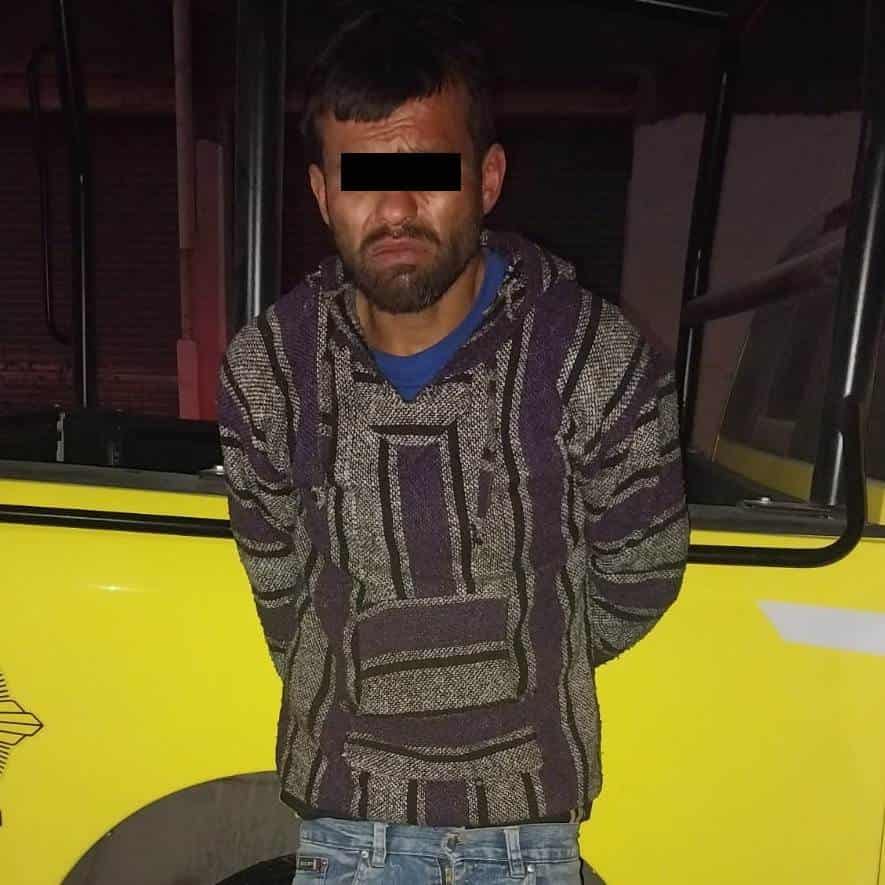 Dos hombres fueron detenidos por oficiales de la Policía de Monterrey, tras presuntamente encontrarles tres bolsas de plástico con una sustancia sólida con las características de la droga tipo cristal, así como una con polvo blanco similar a la cocaína; además, se les investiga por robos en varias viviendas.