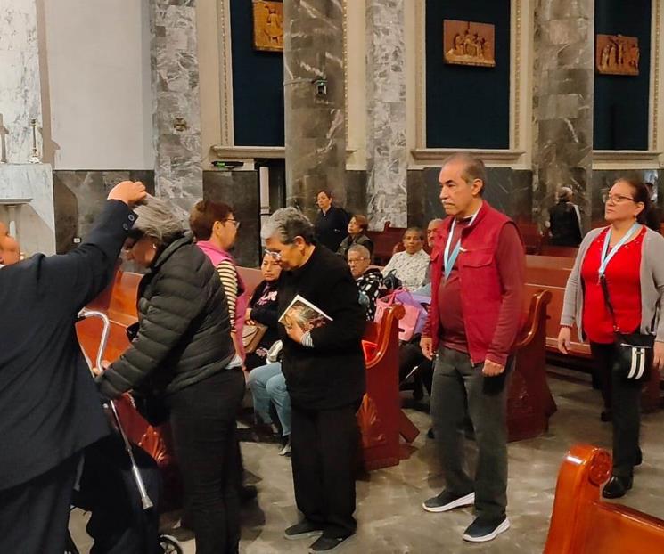 Acuden regios a la imposición de ceniza