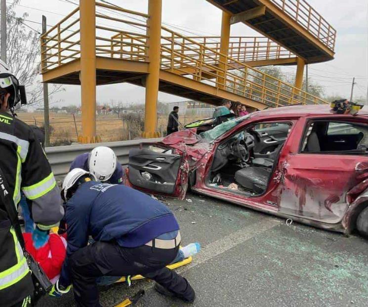 Queda atrapado tras choque Queda atrapado tras choque