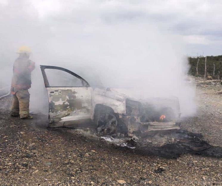 Acaba incendio con auto