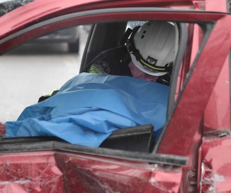 Choque entre auto y ruta urbana deja tres lesionados en García