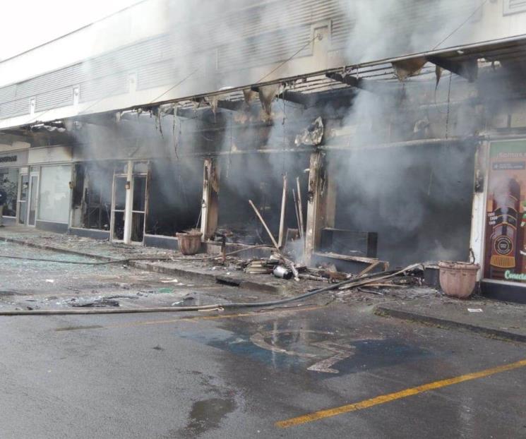 Daña incendio cinco locales en San Pedro
