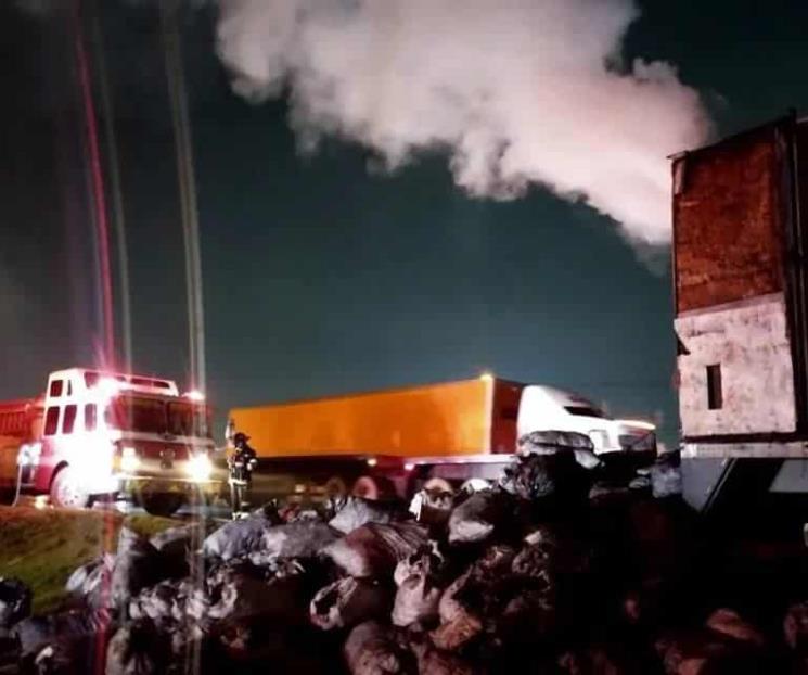 Arde tráiler cargado con carbón